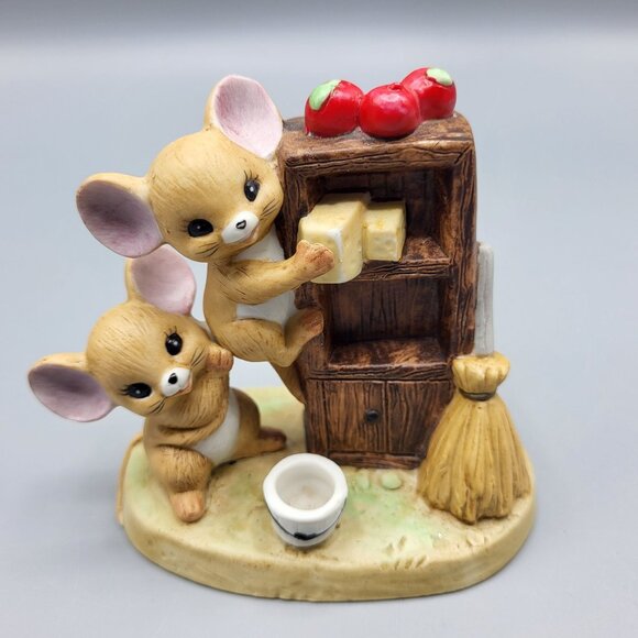 Vintage 1979 Enesco Figurine Mice Pair Climbing Shelf Apples Broom Decor Ceramic - Picture 13 of 16